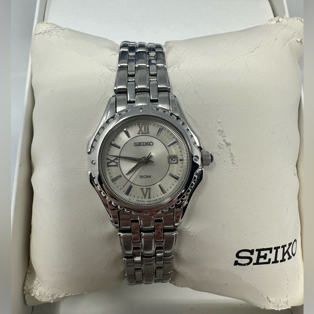 SEIKO • Water Resistant • 50m • Hardlex Crystal - Picture 2 of 2